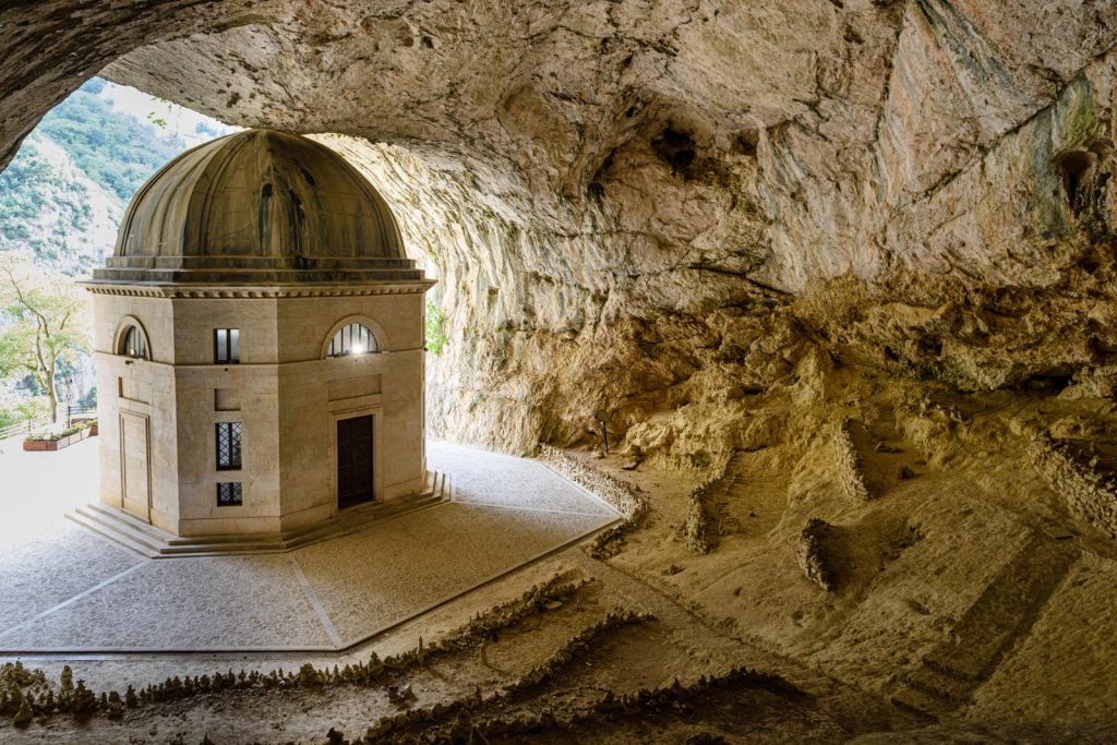 Dove si trovano le Grotte di Frasassi