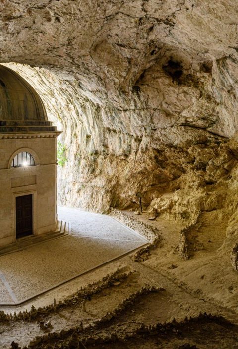 Dove si trovano le Grotte di Frasassi
