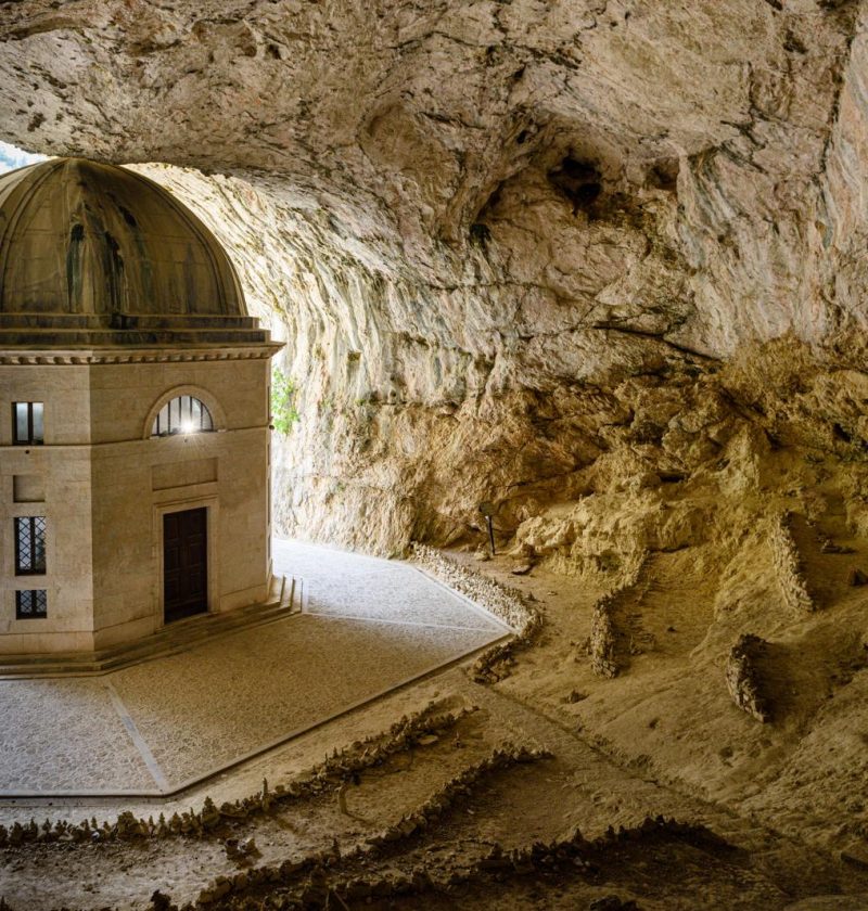Dove si trovano le Grotte di Frasassi